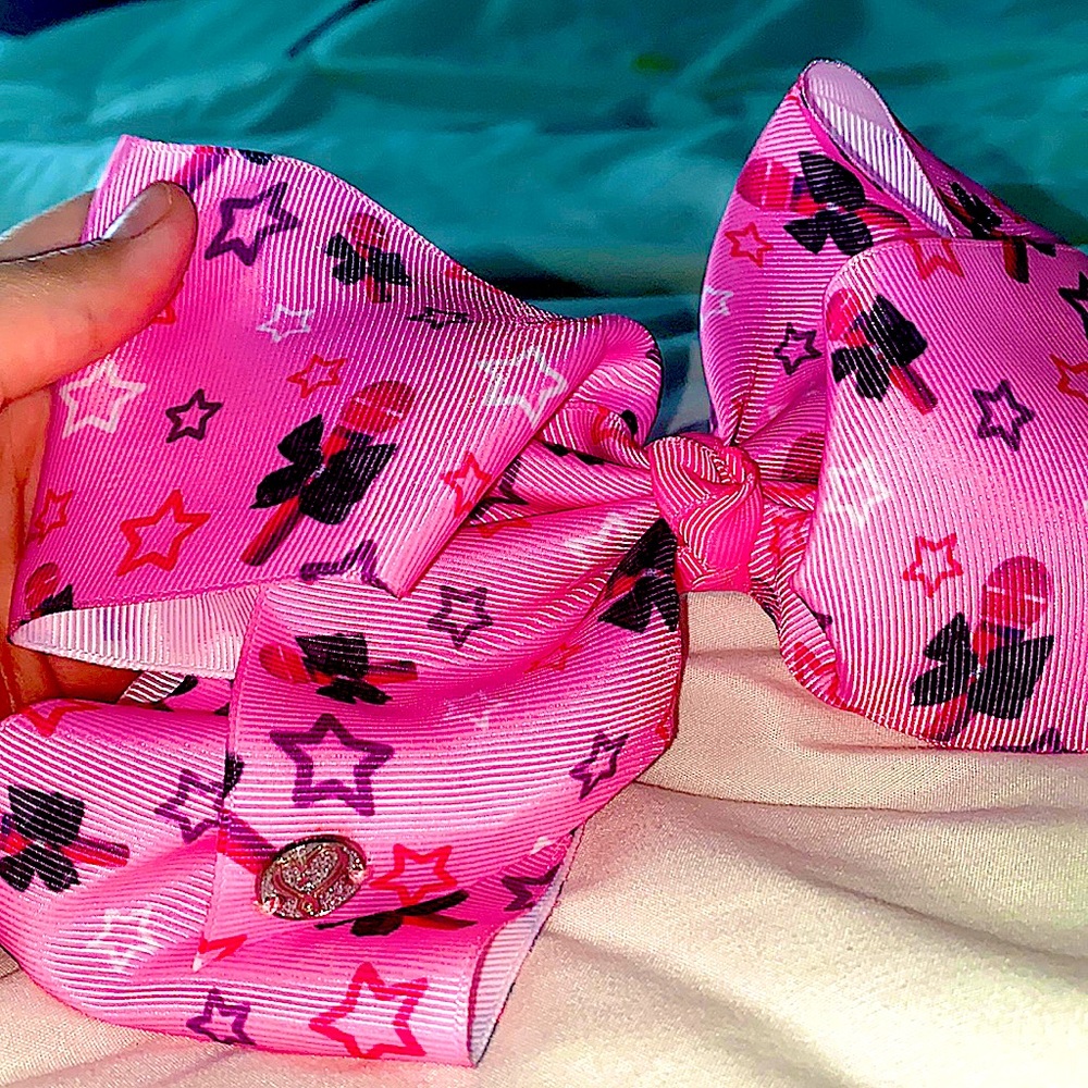 A Jojo Siwa a Bow